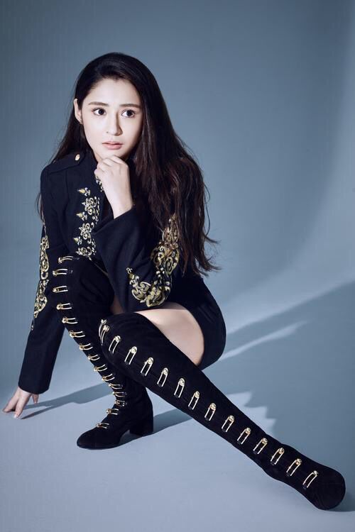 李心艾近照,时尚搭配却被抢镜,难怪满屏的忧郁