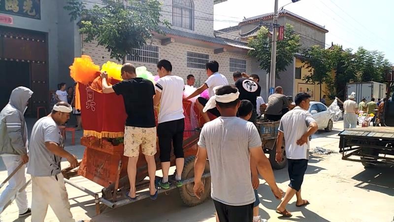 十年前农村葬礼"抬棺"到坟地,今改用三轮,老人:对逝者不尊