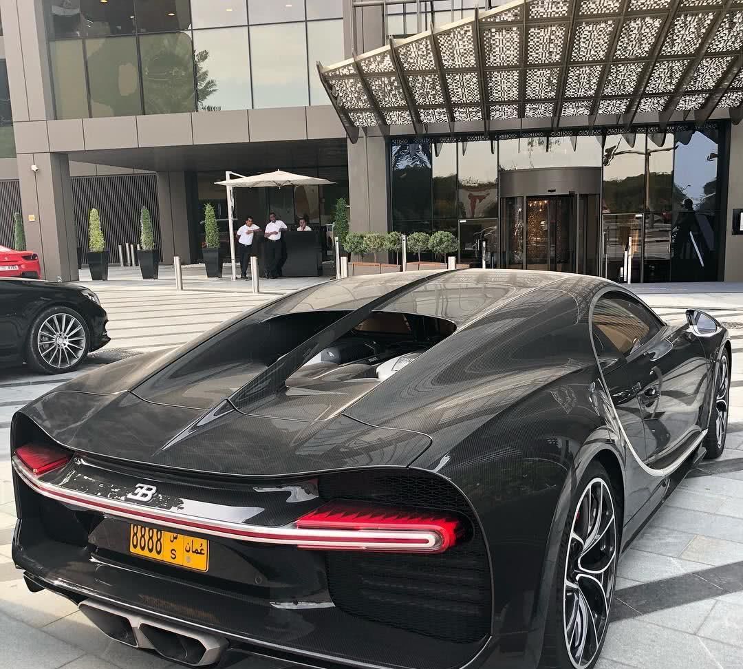 街头惊现一布加迪威龙,龙元素尽显无疑,知道价格开始心疼