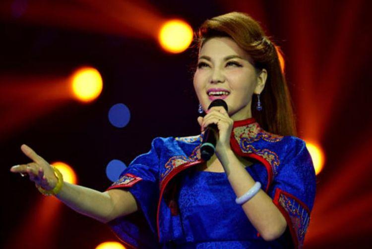 一首《套马杆》让她声名大噪, 知道她真实年纪后, 让人难以置信