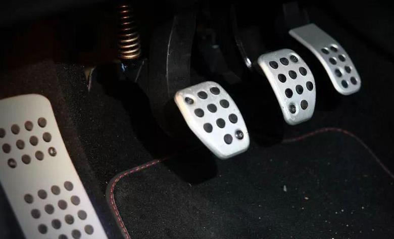 奔驰又双叒失控了!杭州闹市致四死车祸车主:刹