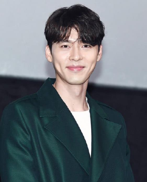 玄彬出席活动,绿色大衣搭蓝色裤子,这时尚一般人难以hold!