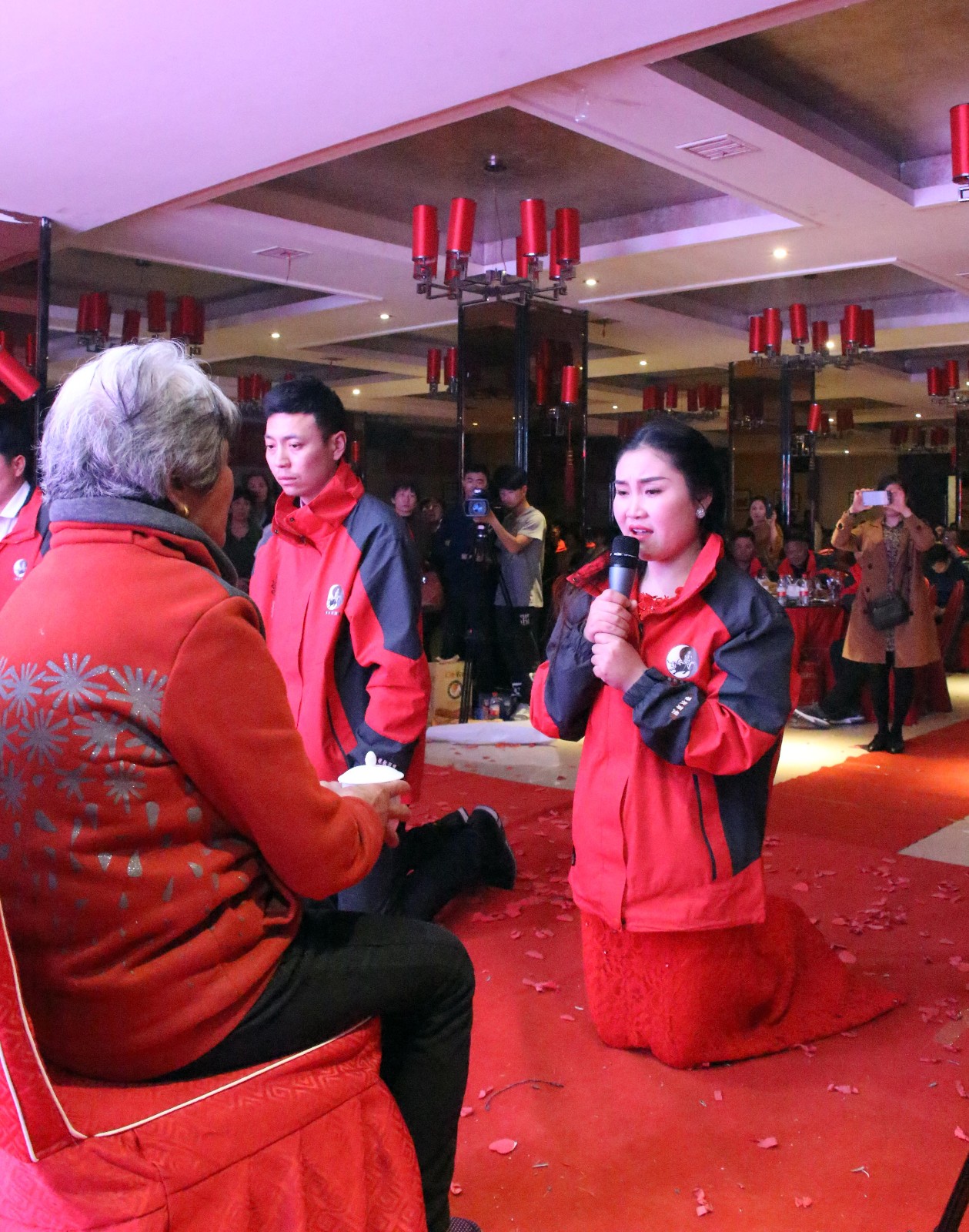 实拍跪拜母亲现场 个个都哭成泪人