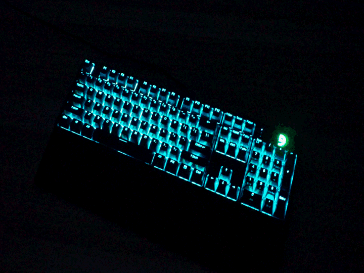 机械键盘比灯光效果的话,樱桃rgb轴感觉并不是最好的