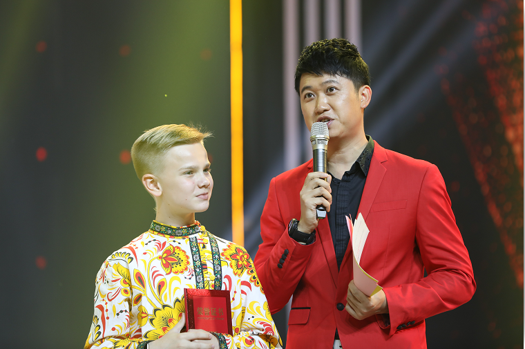 强子哥哥约你共赴金斑马奖六一超级盛典