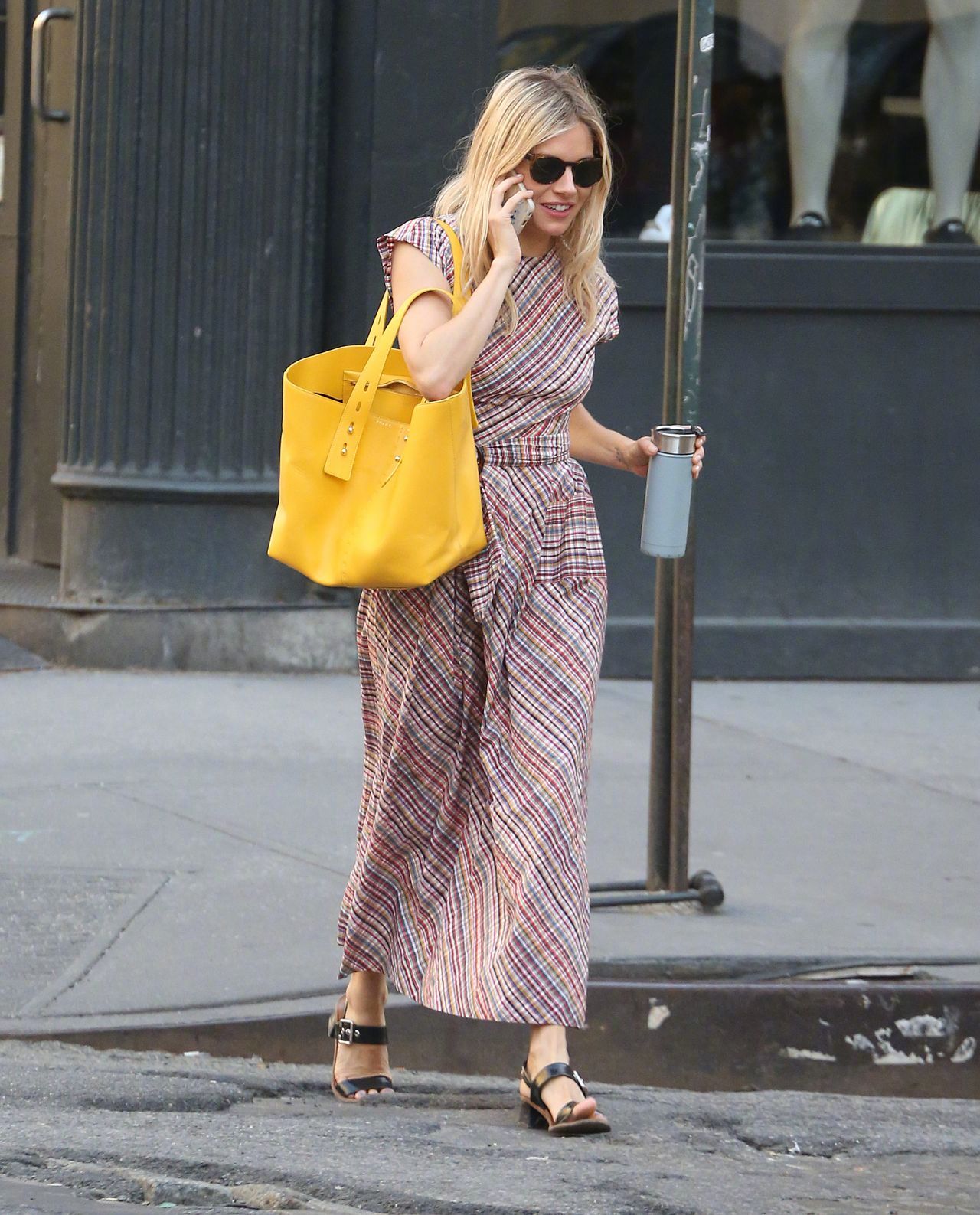 西耶娜米勒siennamiller在纽约外出的街拍