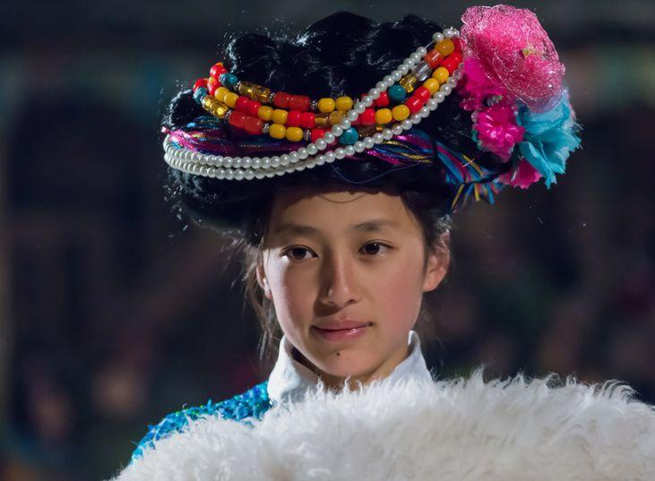 不施半点粉黛,却拥有万般姿彩眉不画而翠,唇不点而朱依旧水灵得如出水