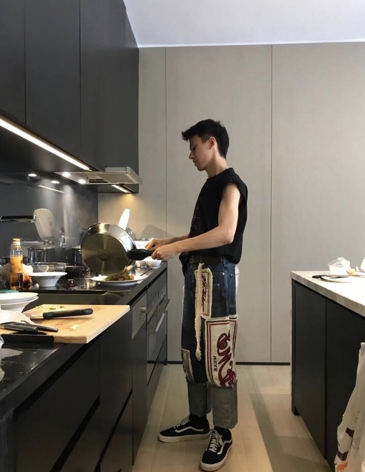 俞彬会做饭的男生连背影都充满魅力