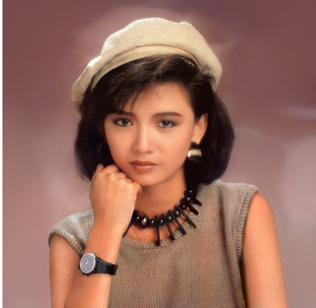 这个女人和周星驰搭档,与梁朝伟相恋,嫁给圈外老公后又离婚.