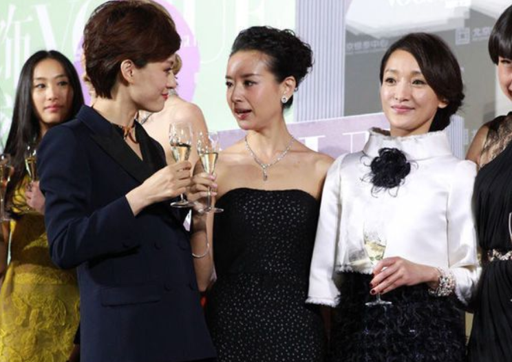 周迅一直帮董洁?她跟董洁关系真的很好吗?