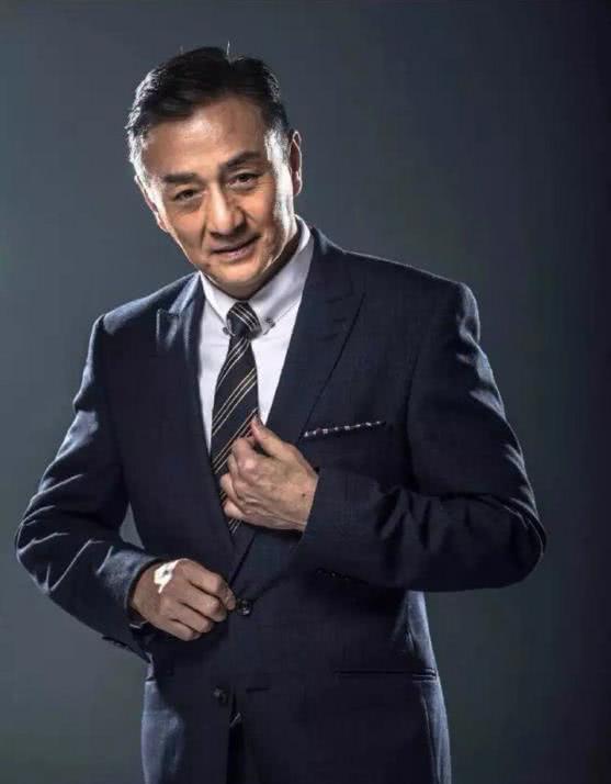 他曾比梁朝伟还帅,因私发唱片一度雪藏,如今娶港姐座驾六十万!