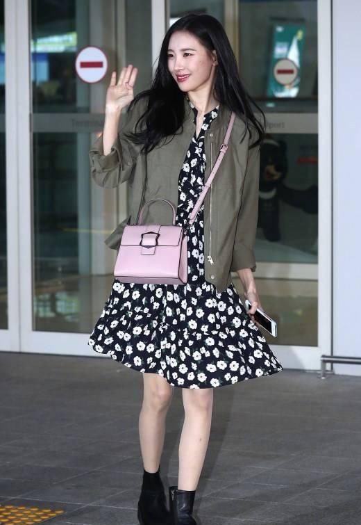 马丁靴配上牛仔裤李宣美的大腿和小腿居然一样细