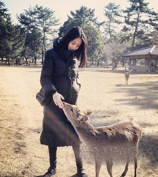 除了嫁给爱情以外,张梓琳和女儿的合照,也是幸福满满.