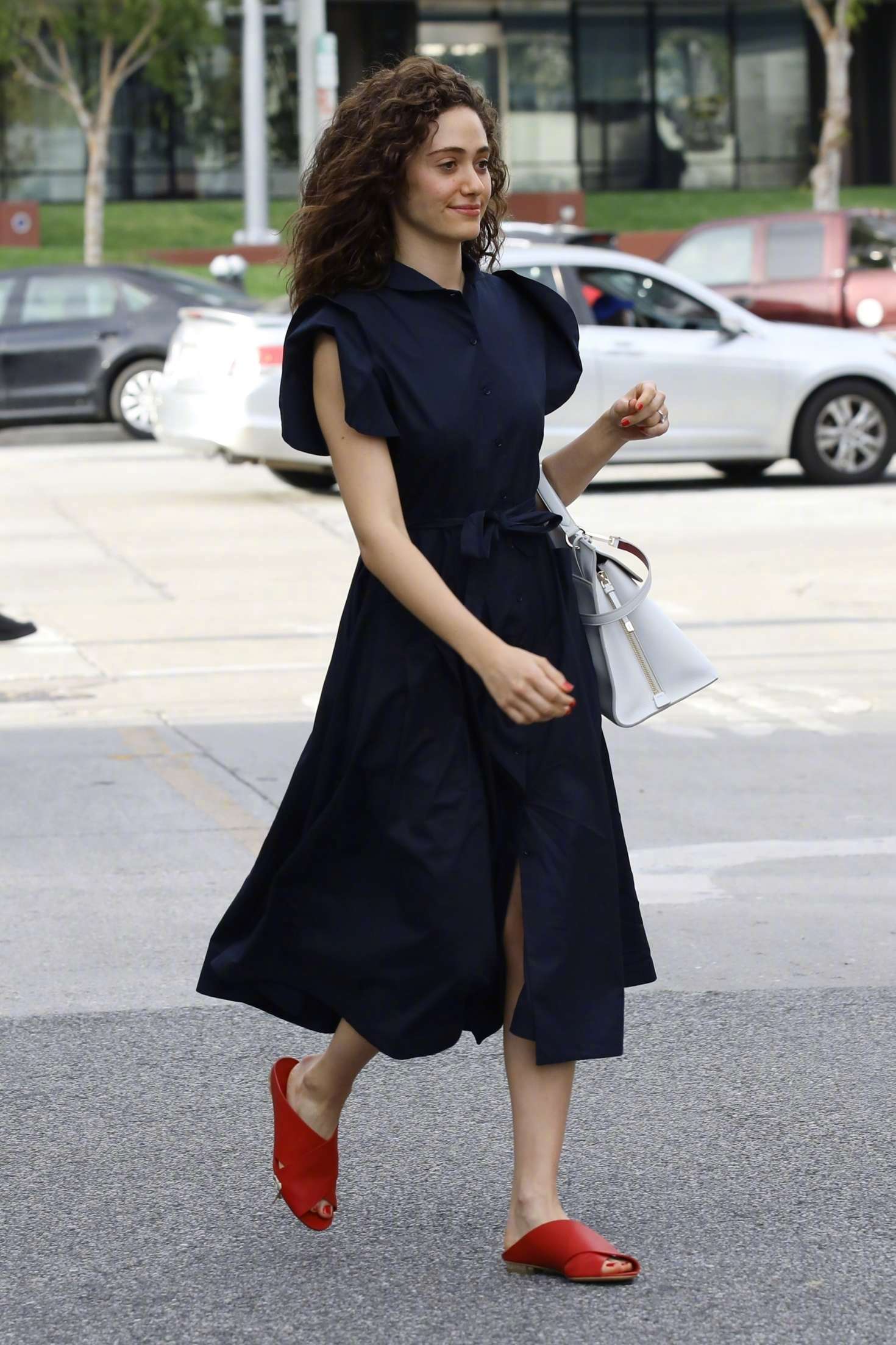 无耻之徒大姐emmyrossum身穿蓝色长裙在西好莱坞zinquecafe的街