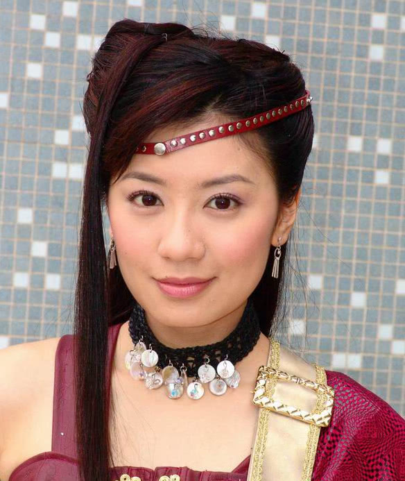 她18岁拔掉父亲呼吸机,36岁豪门婚姻失败,43岁被老公宠成公主