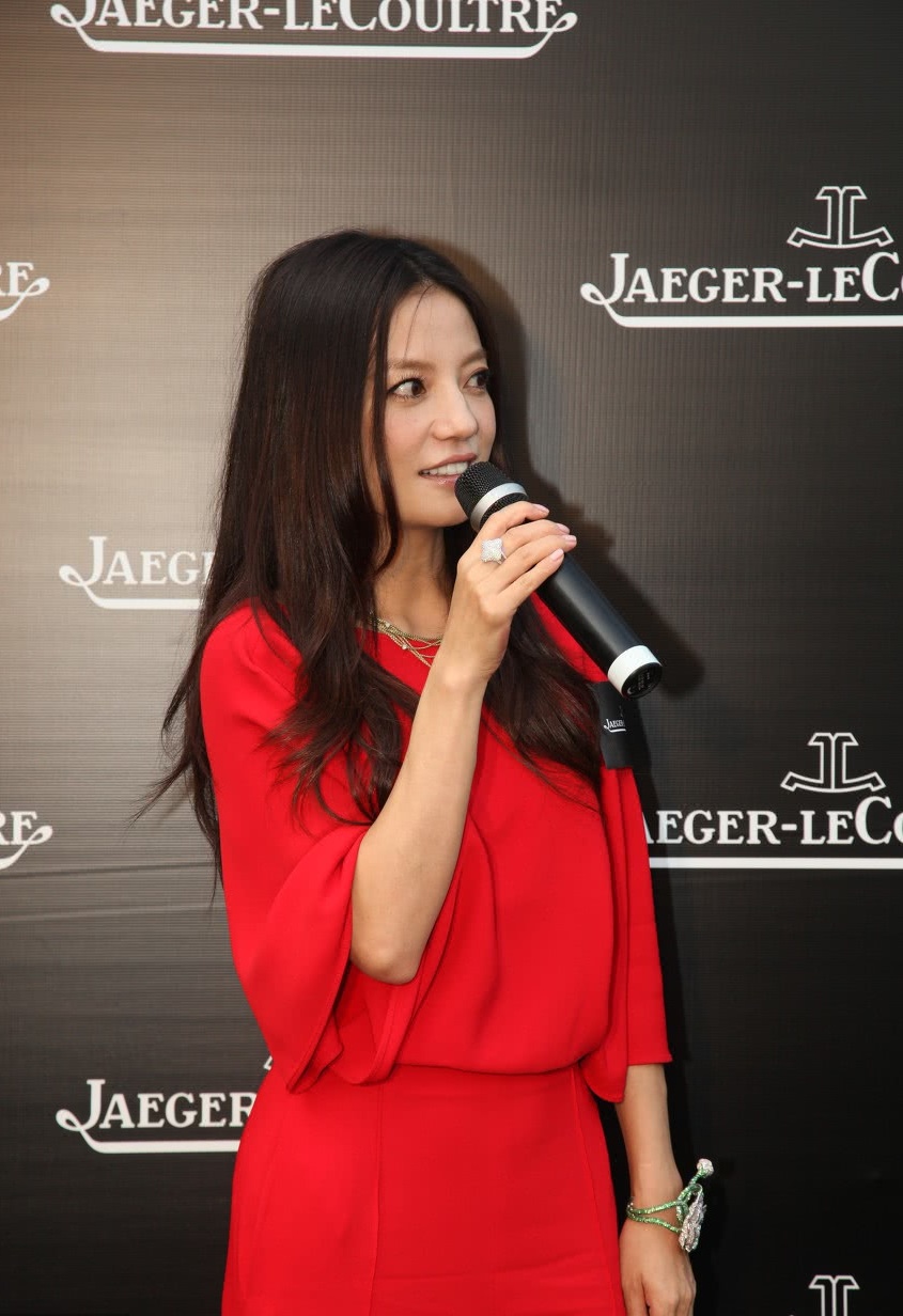 赵薇参加活动,穿高跟鞋腿长一米八,气质大变幸福全写在脸上了!