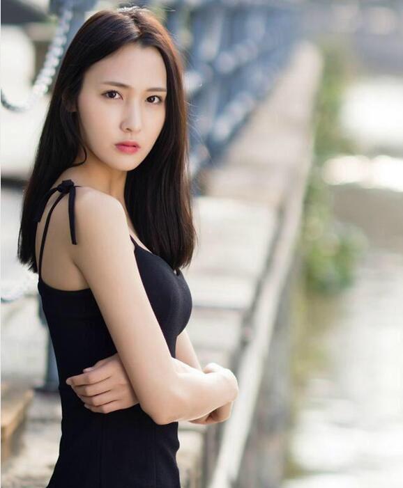 气质干净的女人, 穿上小黑裙就格外诱惑人!