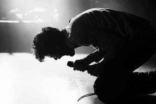 就因为父母离异,我就必须成为整个家族的耻辱么?为什么?悲愤!