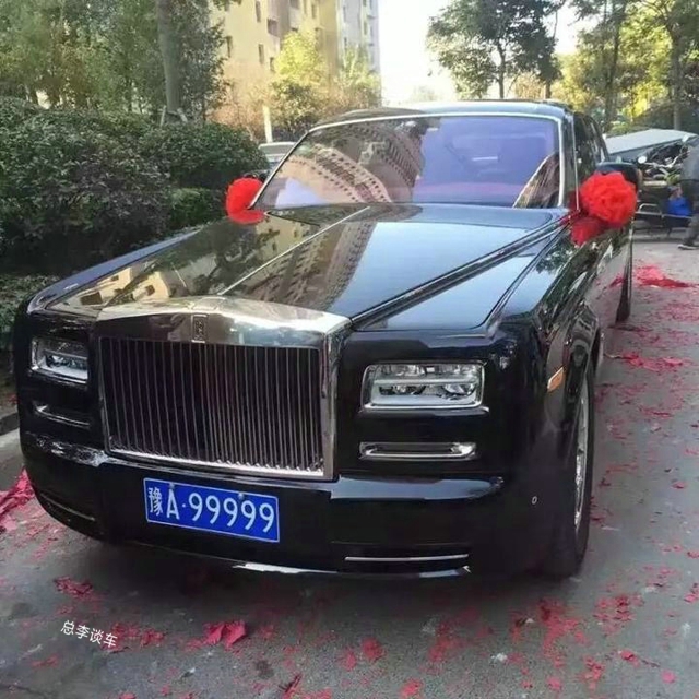 女司机开长安电动车套牌800多万的劳斯莱斯幻影而且还是99999