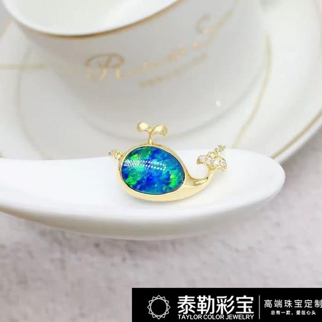 拥有彩虹色美誉的欧泊,象征幸运,寓意着美好的