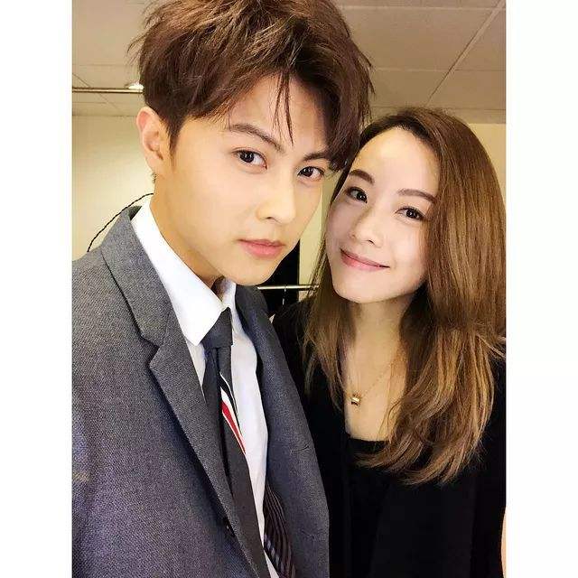 王子认爱后首次秀恩爱!告白邓丽欣:我只知道都很美