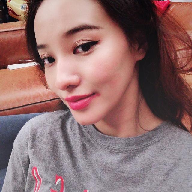 欧弟女儿jojo左手为妈妈涂口红还默默地竖起了大拇指