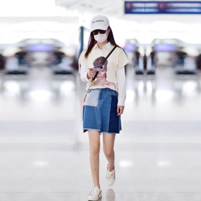 赵丽颖越来越会穿了,一双小白鞋,干净利落美若天仙