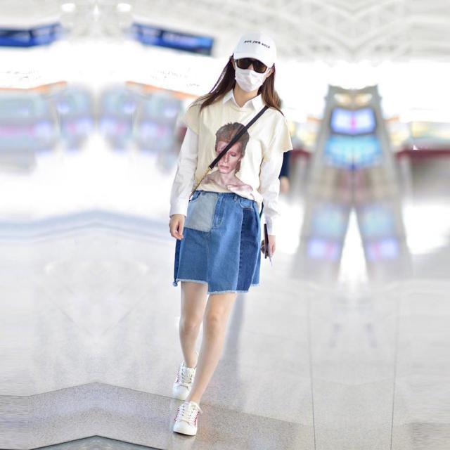 赵丽颖越来越会穿了,一双小白鞋,干净利落美若天仙