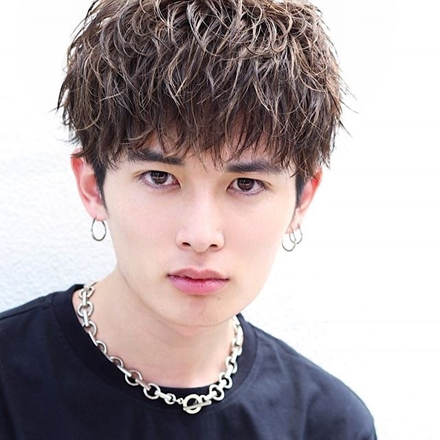 男生烫发发型自然线条的发型最受欢迎