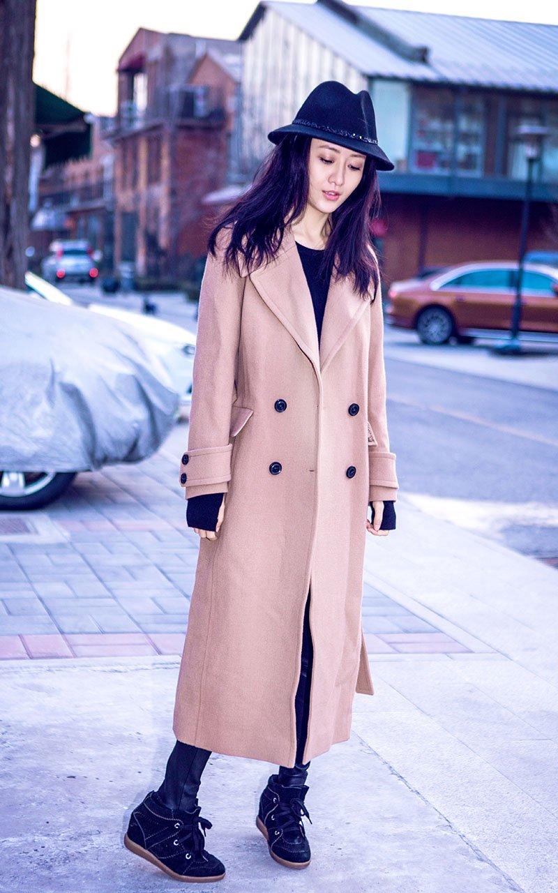 刘亦菲穿粉色大衣美艳靓丽,但在颜值上却输给了王鸥