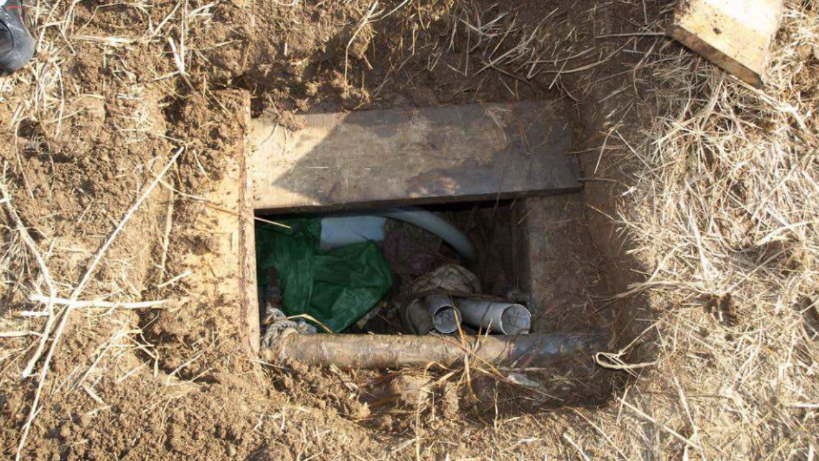 村里一古墓露出个洞,一有盗墓贼进入洞中,古墓周围的住户就会死