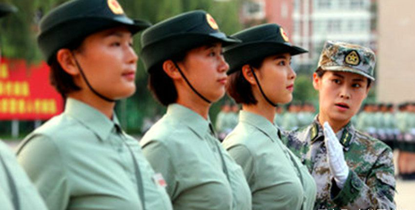 实拍我国女兵入伍全过程,超出想象的严格,全方位进行检查