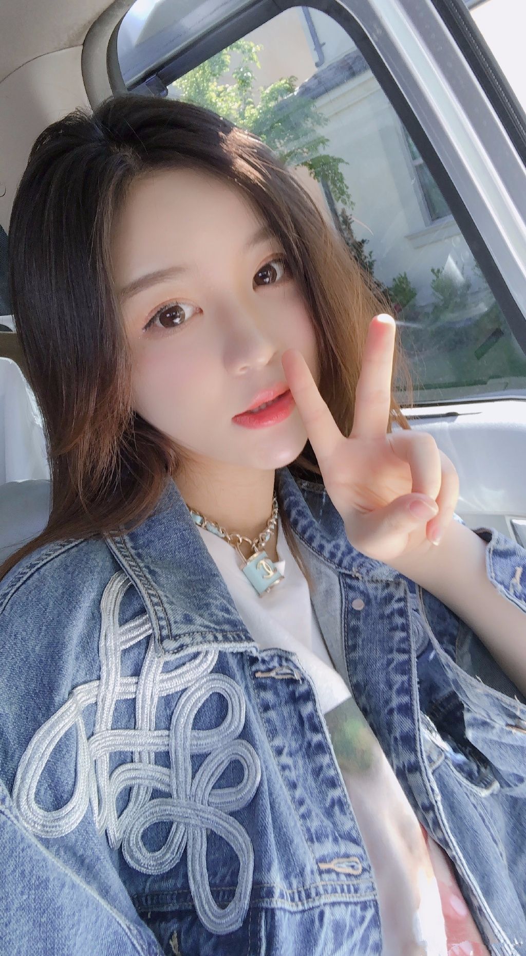 王思聪前女友中事业最成功是雪梨,月子里拼命工作,满月吃火锅!