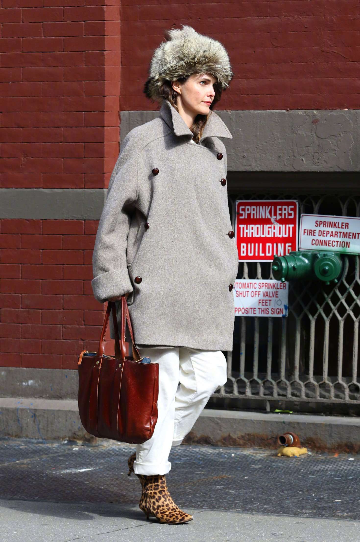 凯丽拉塞尔kerirussell美国谍梦身穿别致的短大衣