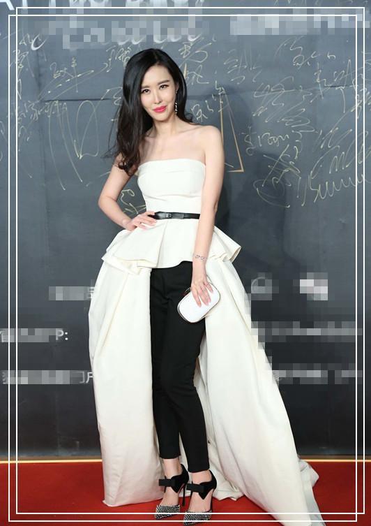 当172田朴珺穿上平底鞋,网友直呼:辣眼睛!王石是不是被坑了?