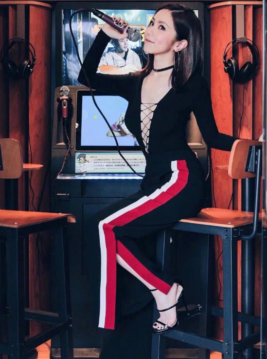 邓紫棋真敢穿!深v从胸口中央开到肚脐眼!竟十分性感好看