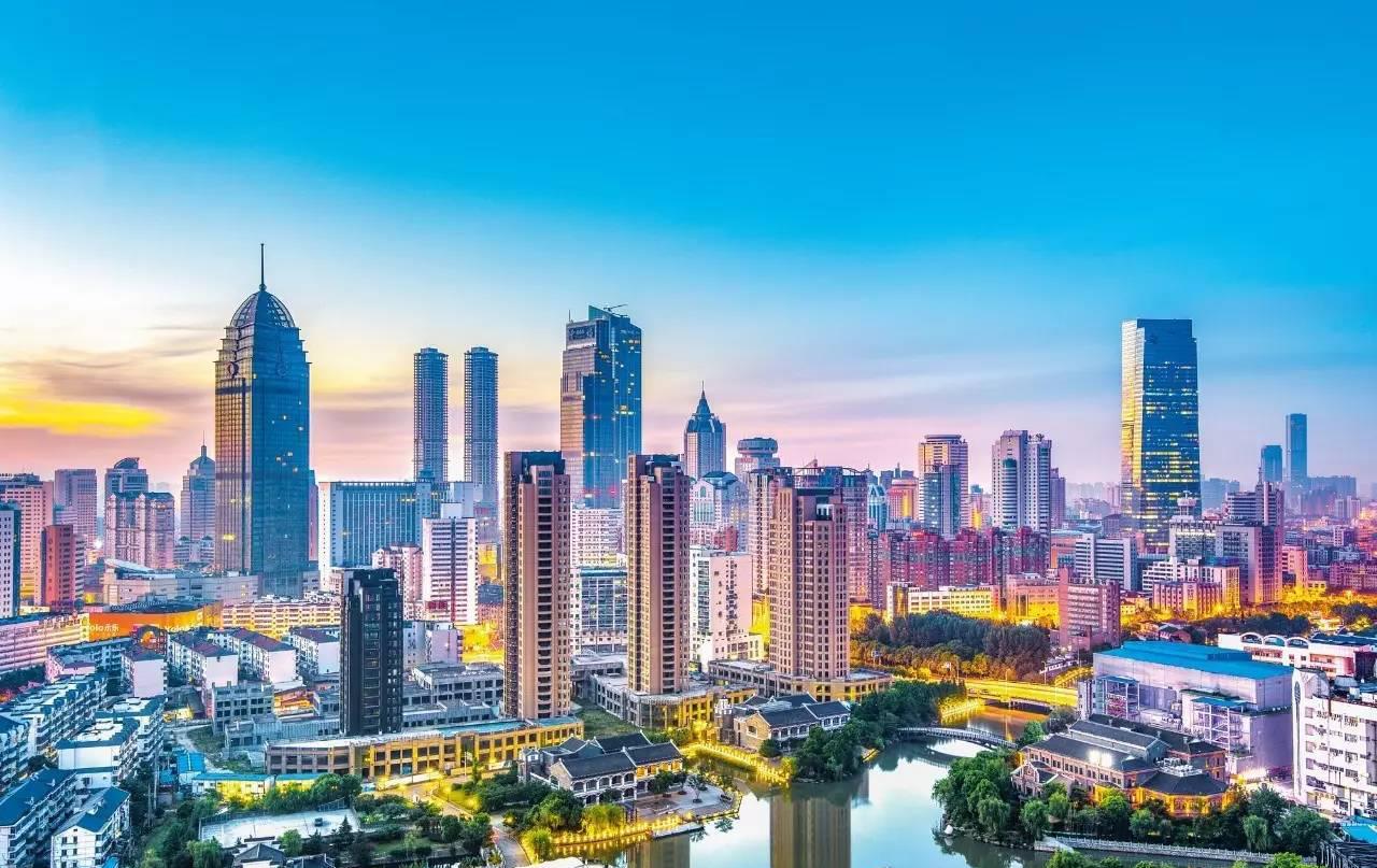 江苏最有望超南京的城市,经济追青岛,交通超苏州,不是南通