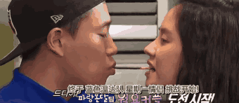 棒,一点一点咬,咬到最后,就是kiss到了——这也是传说中的"pocky之吻"