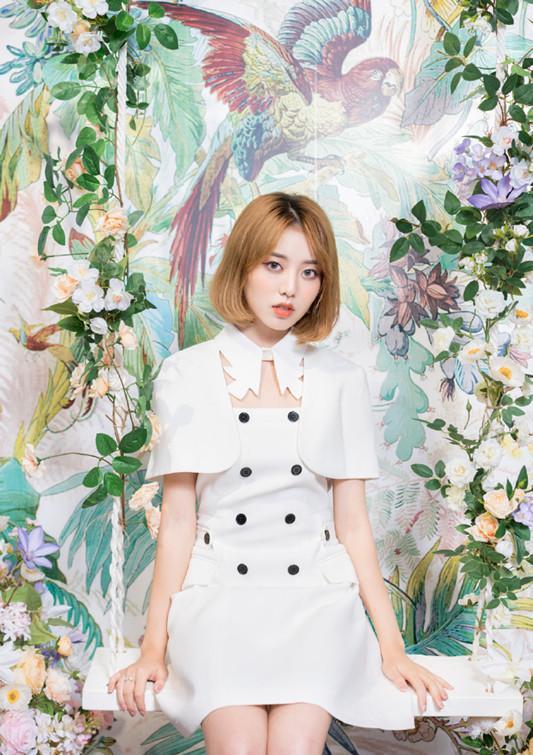 刘人语穿纯白色套装连衣裙拍海报,网友:人鱼妹妹好可爱,加油