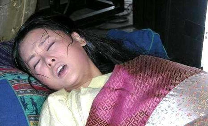 产床上孕妇难产大出血, 婆婆和老公态度一个让人愤怒一个让人流泪