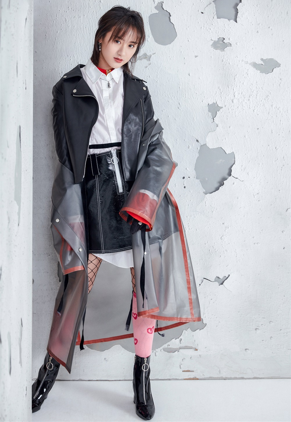 袁冰妍白t配短裙现身,暴露一双纤细美腿,网友:少女感满分!