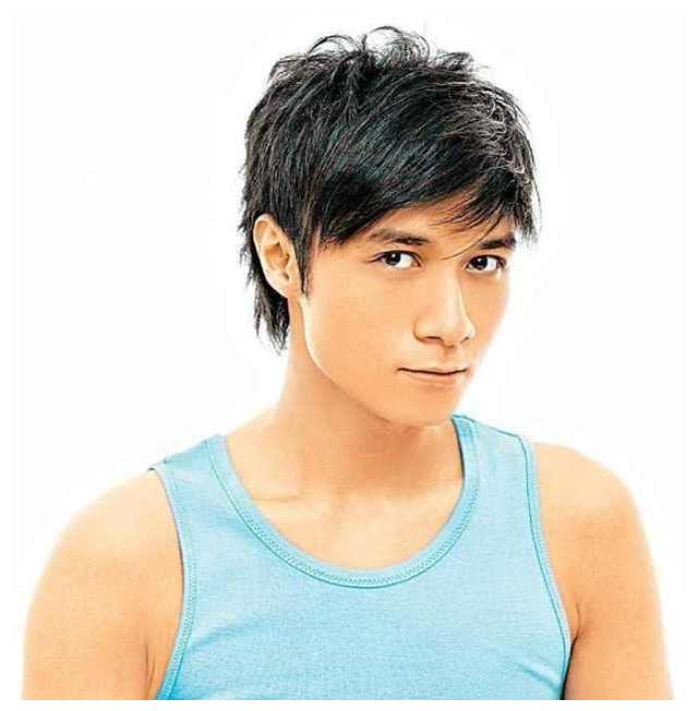 年轻时候的古巨基,斜庞克发型,感觉这么多年过去了,变化也不怎么大啊!