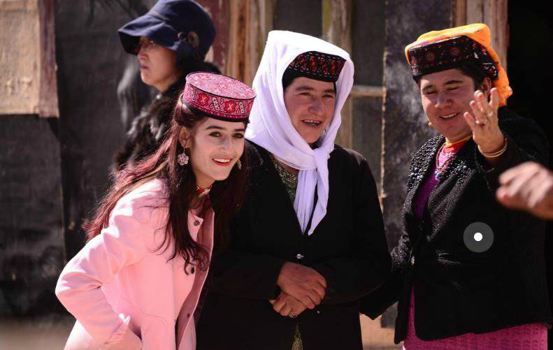 中国唯一1个白人民族,会说2种语言,有一习俗大家无法忍受