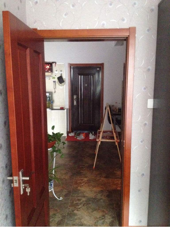 卧室里面的门不要这样开,会带来不好的影响,连老师傅看了都摇头