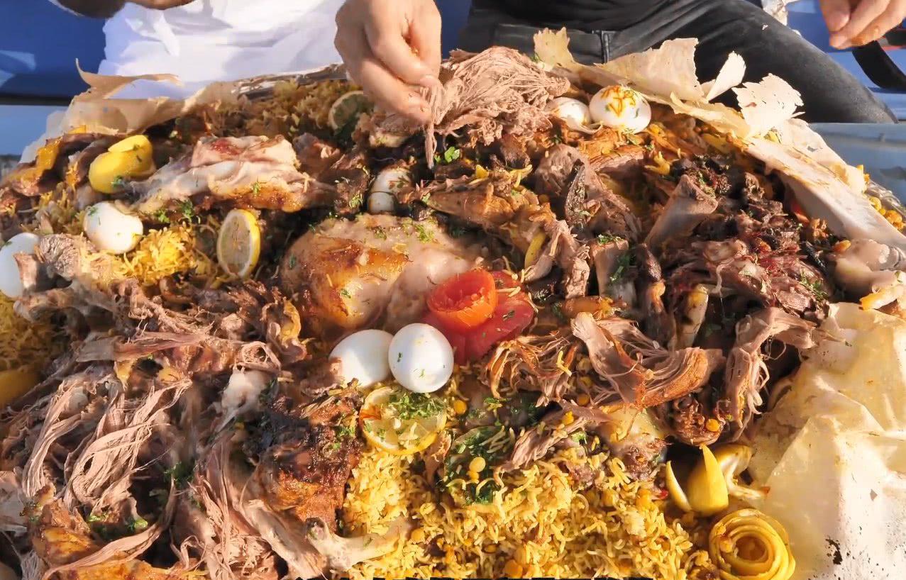 可是现在烤全羊已经是弱爆了,烤骆驼才是现在迪拜土豪请客的食物