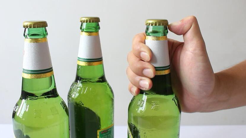 没有开瓶器如何开啤酒?教你一个徒手开啤酒的方法,3秒开一瓶
