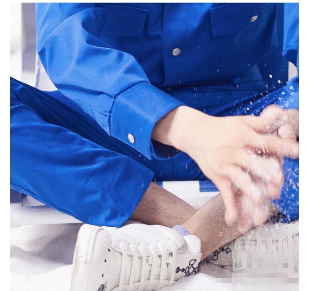 王源新造型被腿毛成功抢镜,工作室举动令粉丝不满:这样就不刚了