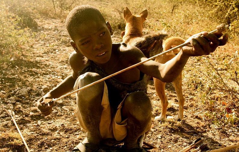 非洲有一个部落,还在过着原始的生活,吃饭靠狩猎采集