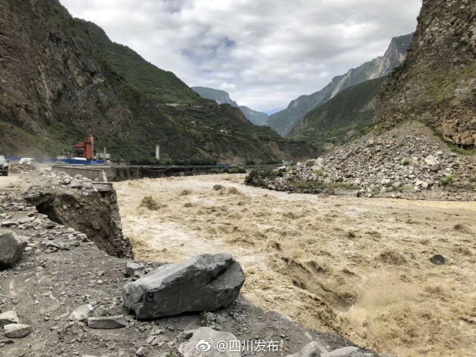 47人旅行团遇塌方被困茂县松坪沟景区 现已全部安全转移