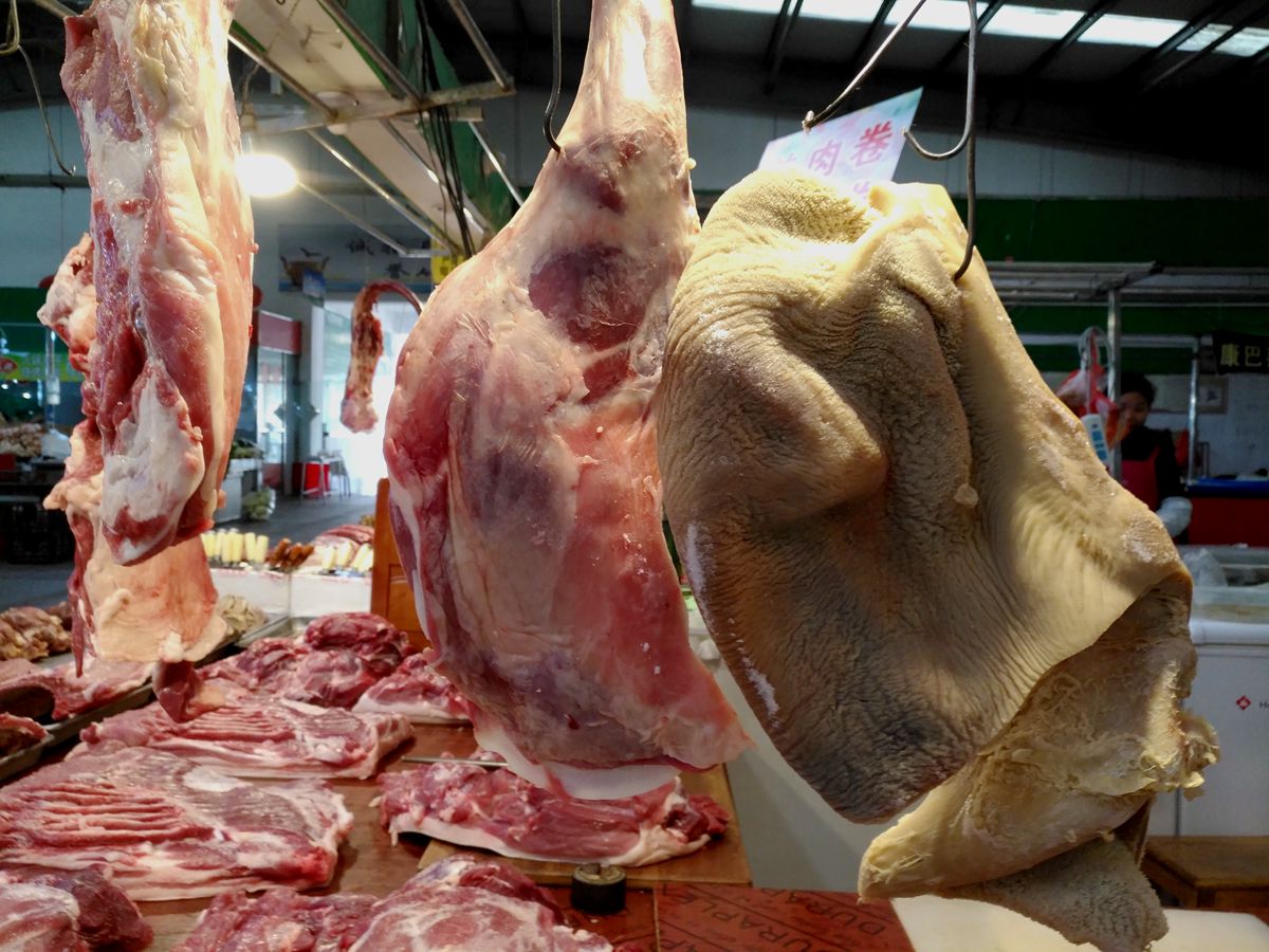 市区大菜场的肉摊跟乡下还是不一样,最后一图是美味一般人吃不到